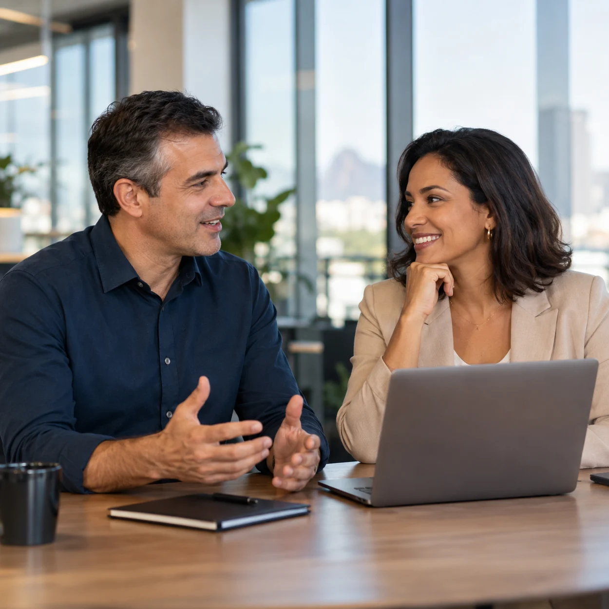Profissionais em uma conversa no trabalho